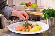  Anrichten der Speisen Quelle: Werbewind GmbH (Hotel Jagdhof) 